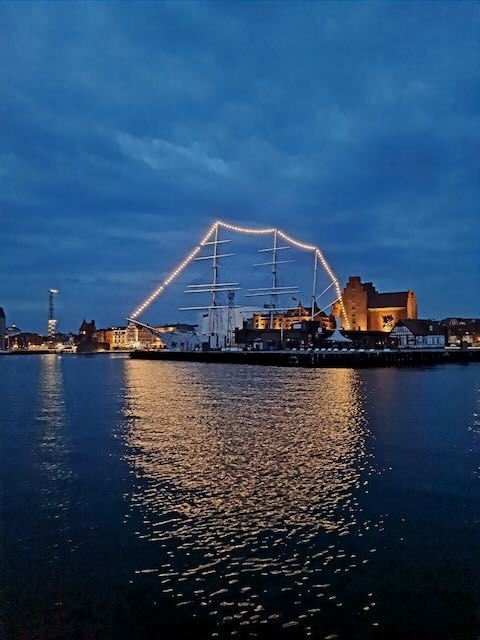 Altes Segelschulschiff Gorch Fock illuminiert