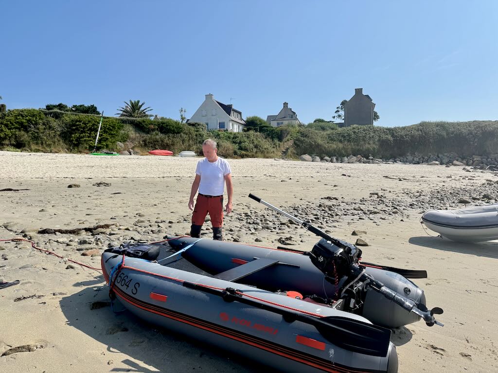Unser Schlauchboot am Strand