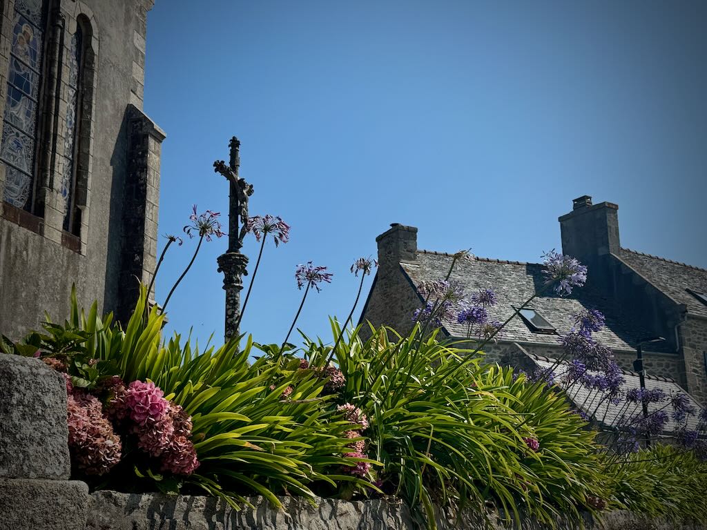 Kreuz vor der Kirche