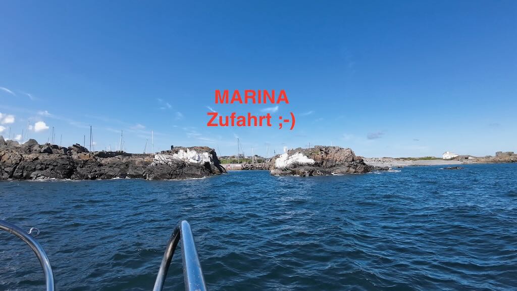 Die schmale Einfahrt zur Beaucette Marina