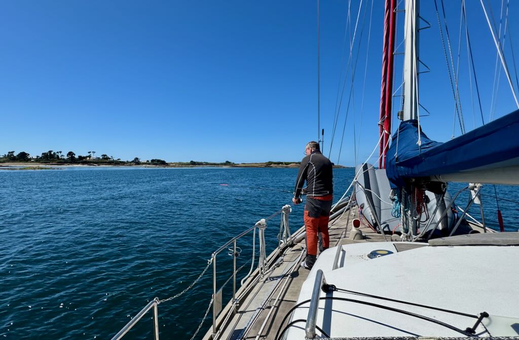 Thomas prüft mit der Sonarangel die Tiefe