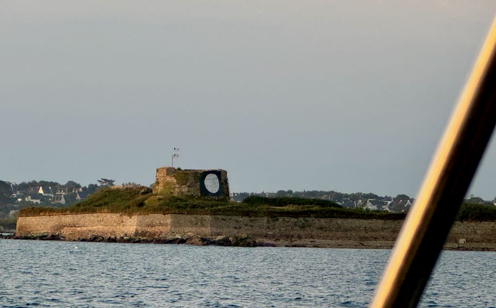 Ruine am Eingang der Flussmündung