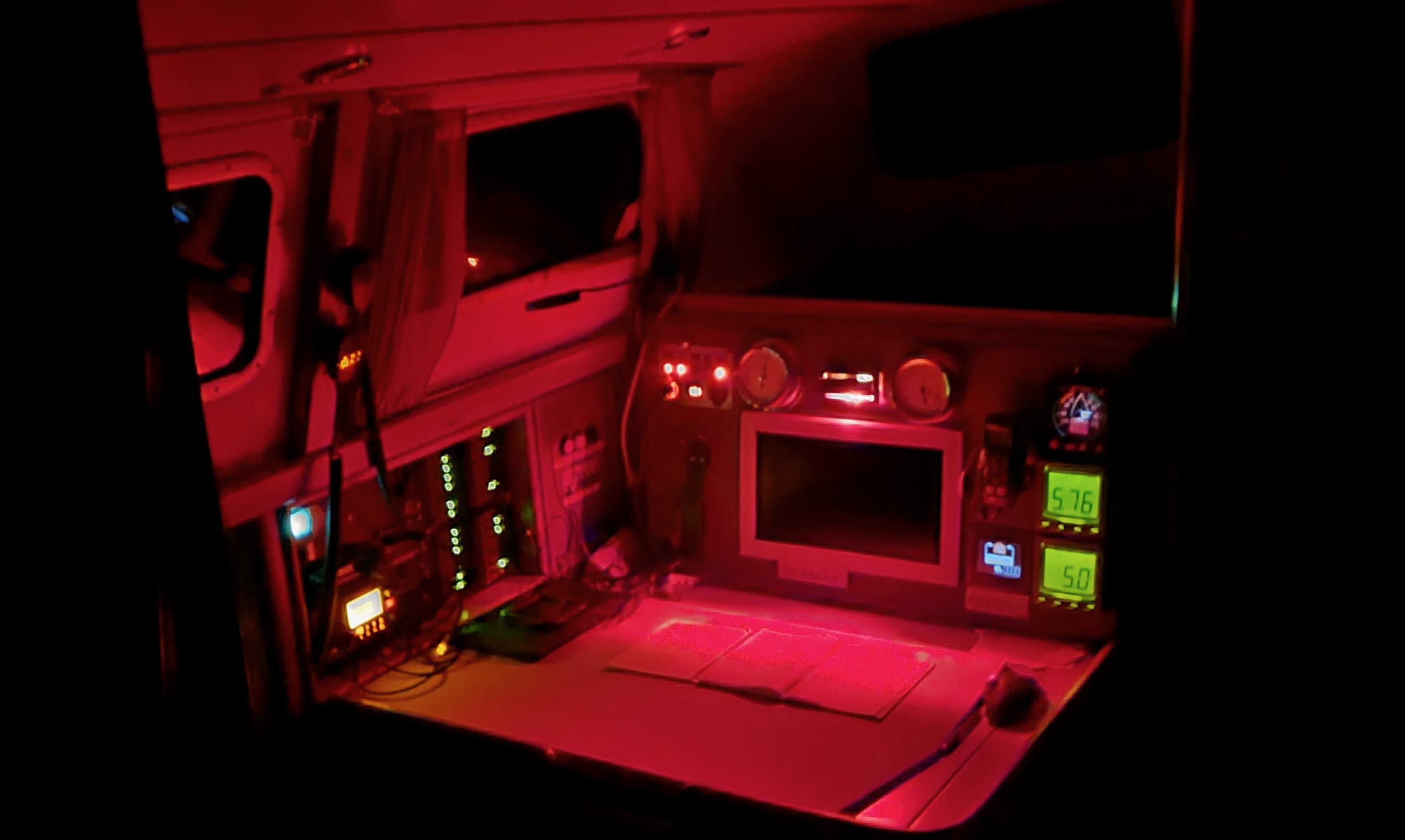 Unser großer Navitisch mit Rotlicht