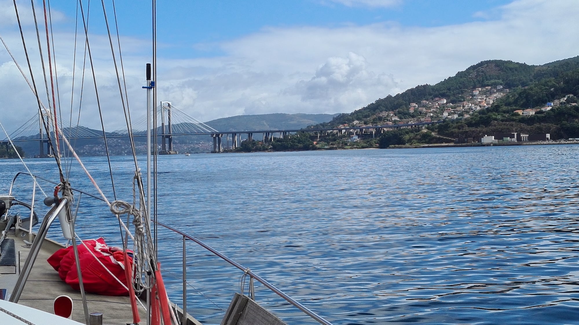 Hängebrücke in der Ria de Vigo