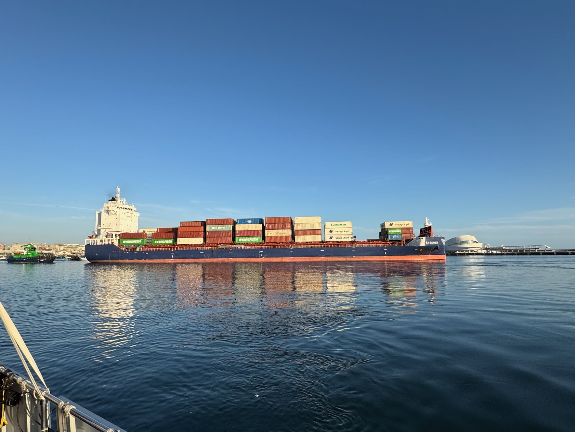 Großes Schiff im Hafen von Porto