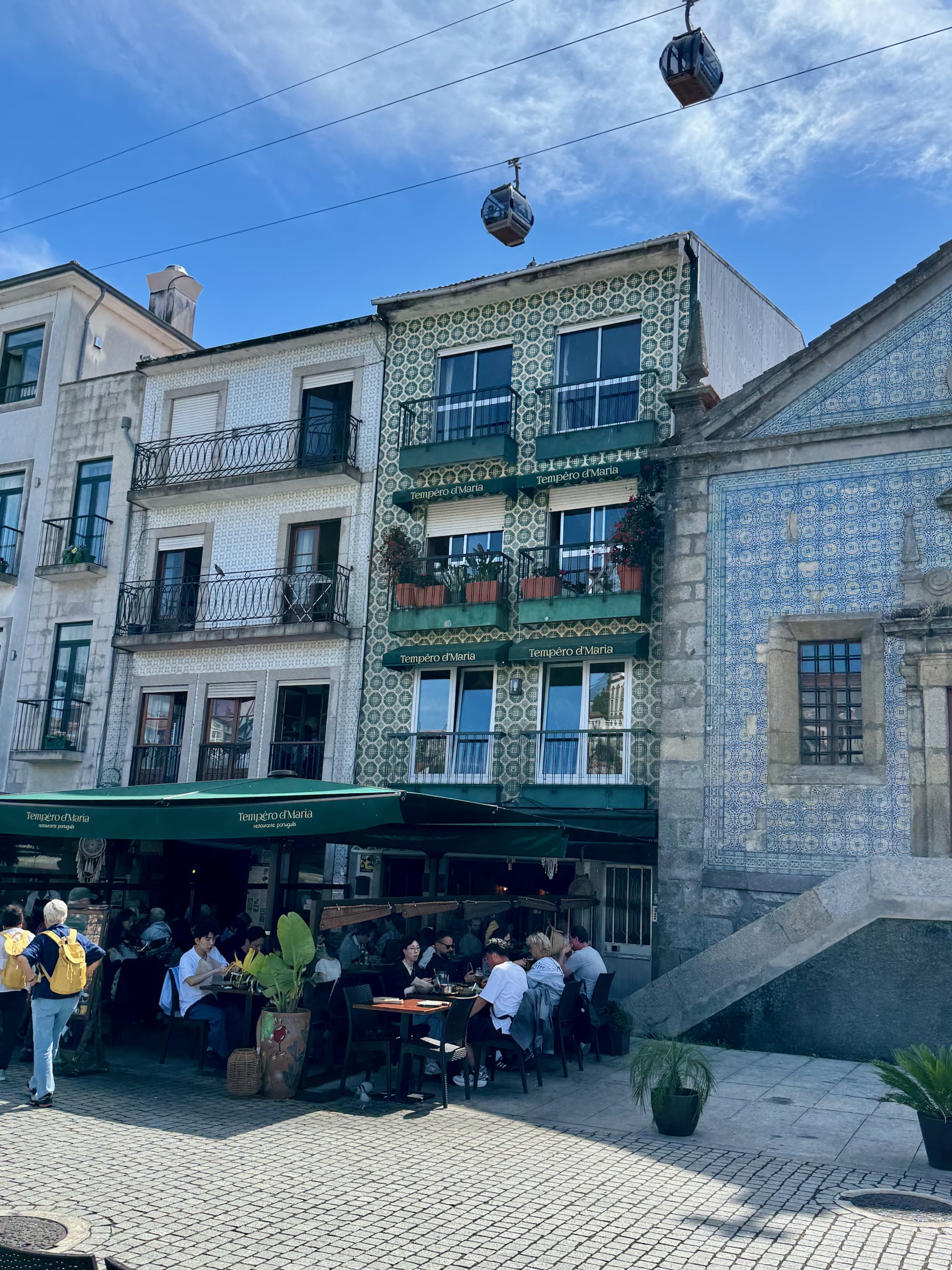 Touristen, Kacheln, Kulissen und Gondeln