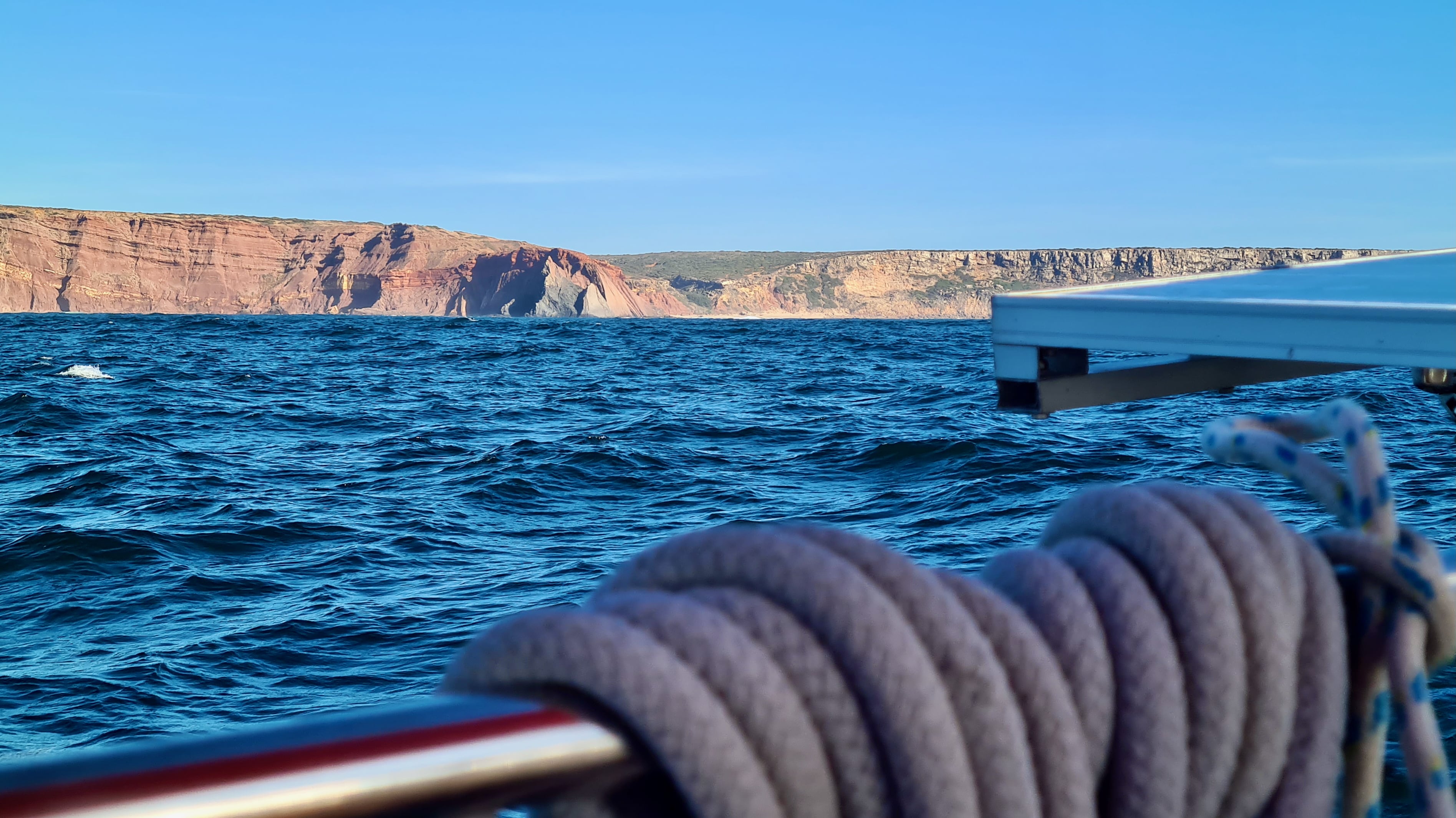 Die Küste karg und schroff