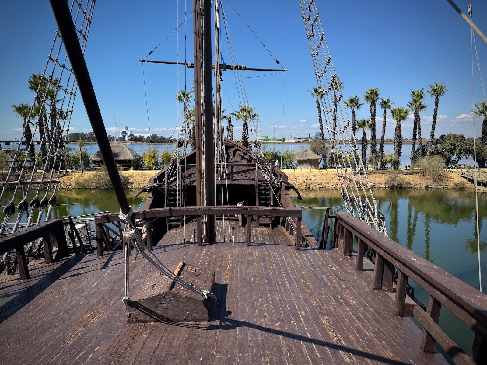 Altes Schiff am alten Fluss mit Chemieindustrie im Hintergrund
