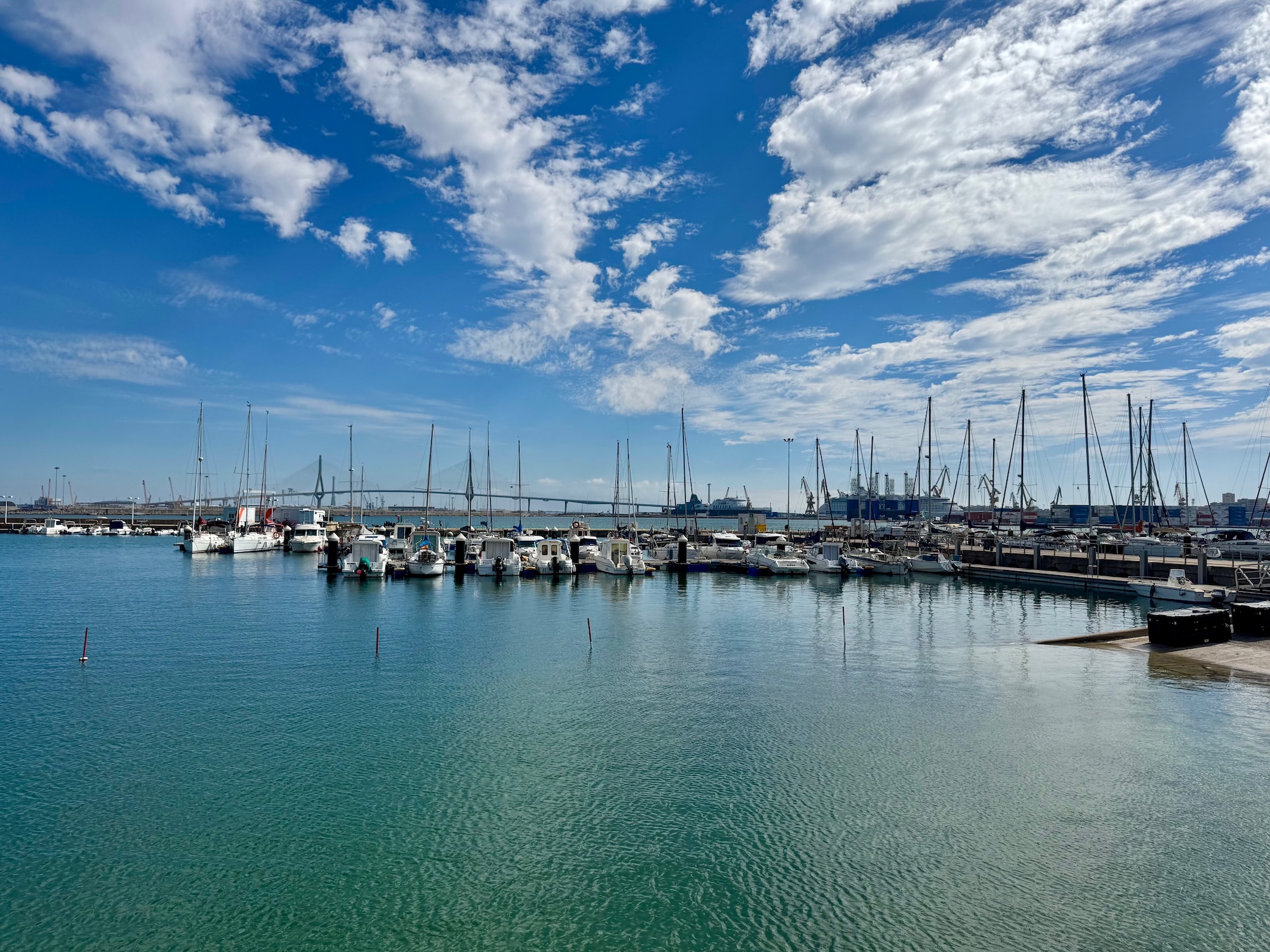 Cadiz Marina mit Blick auf Puerto América