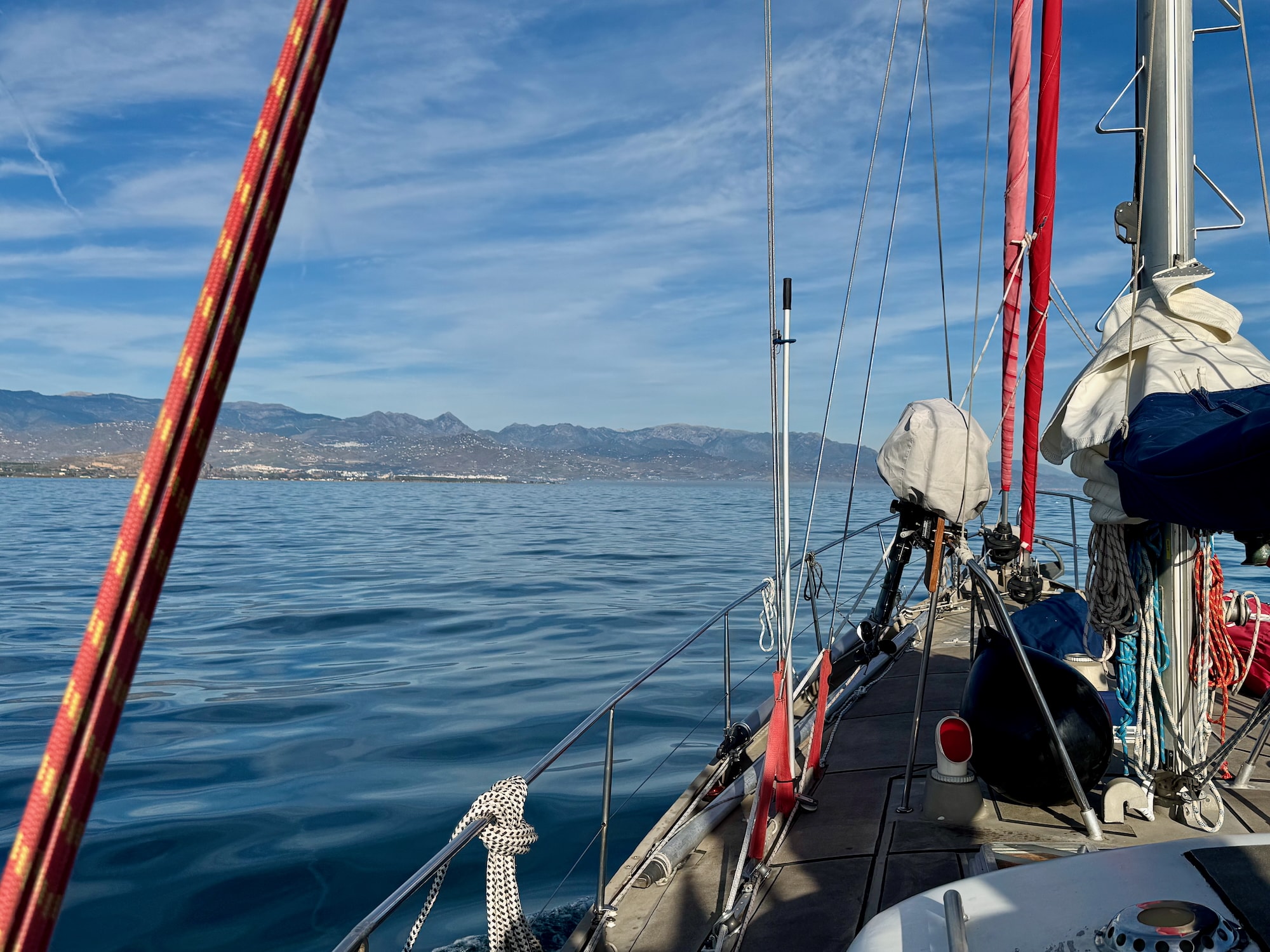 Costa del Sol mit weißgesprenkelten Bergen