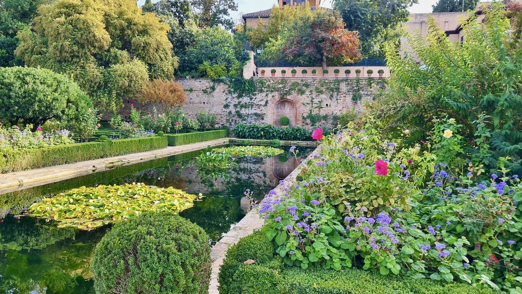 Alhambra - Blumengarten mit Wasserbecken