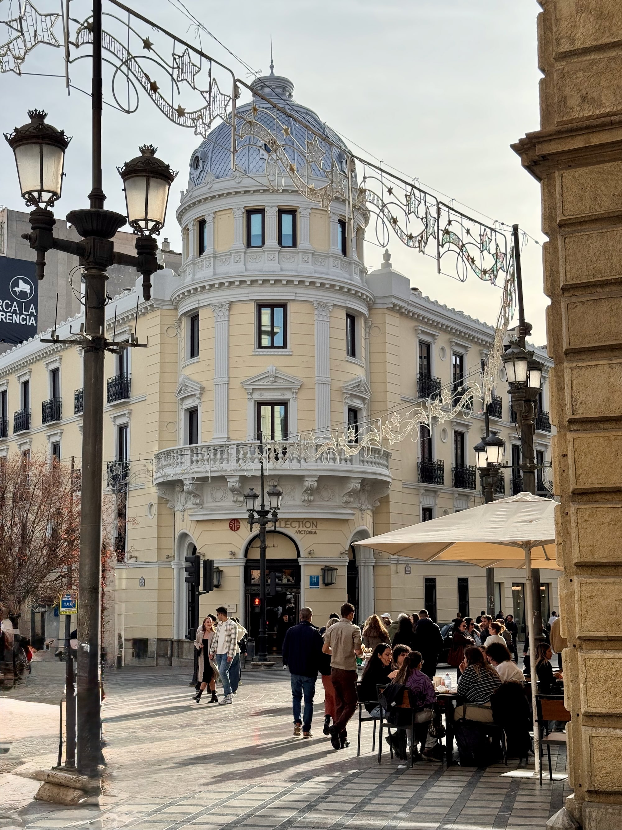 In den Einkaufsstraßen Granadas - Straßencafe