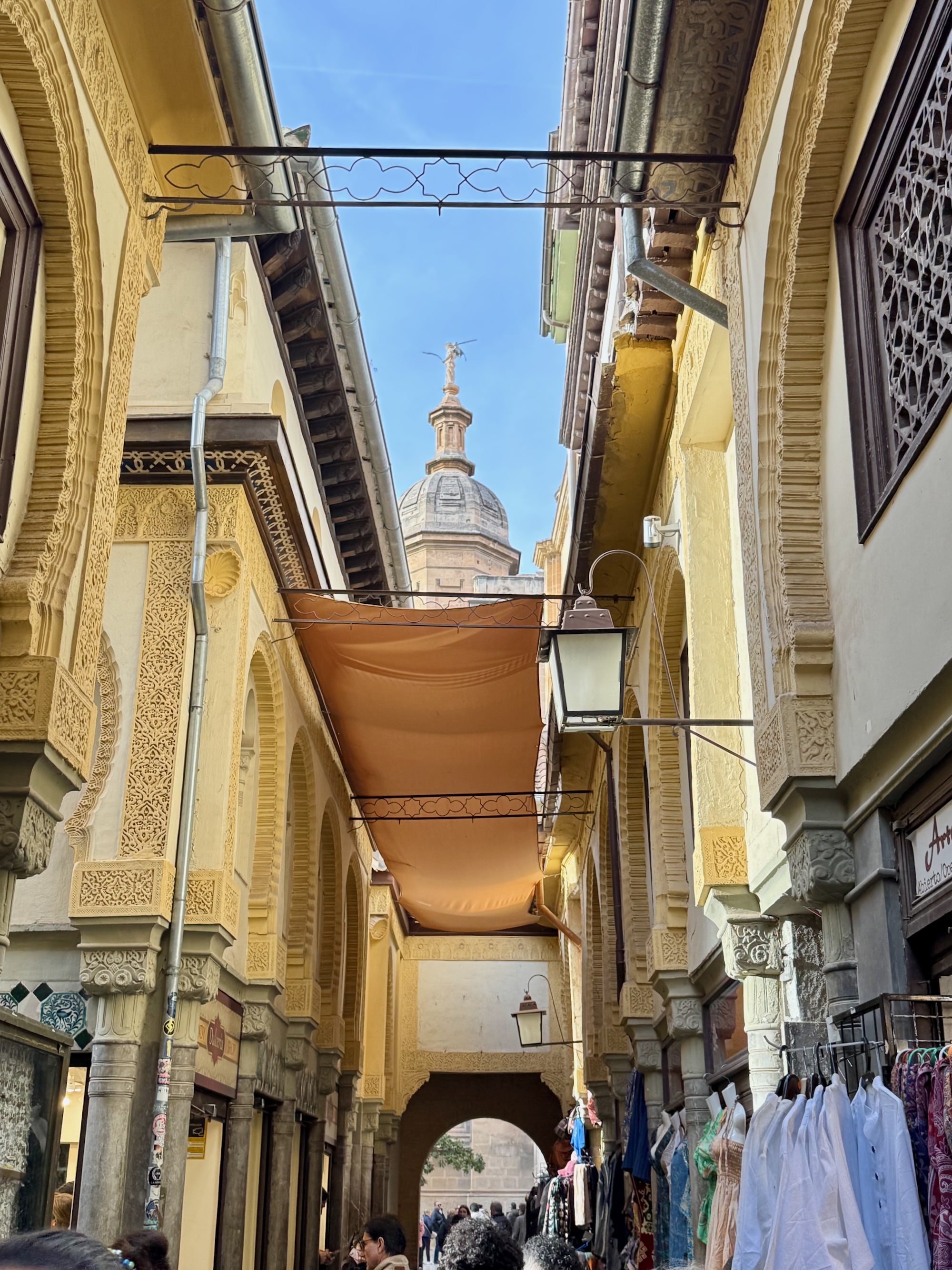 Typische Einkaufsgasse im maurischen Stil