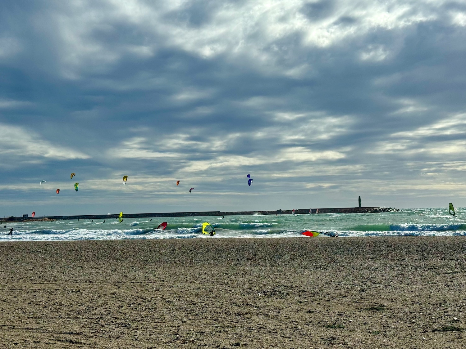 Poniente Strand mit Wassersportlern