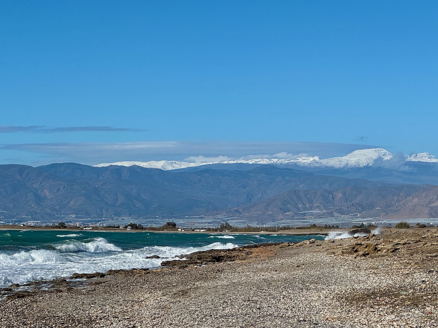 Grandioser Blick auf Strand und Schnee