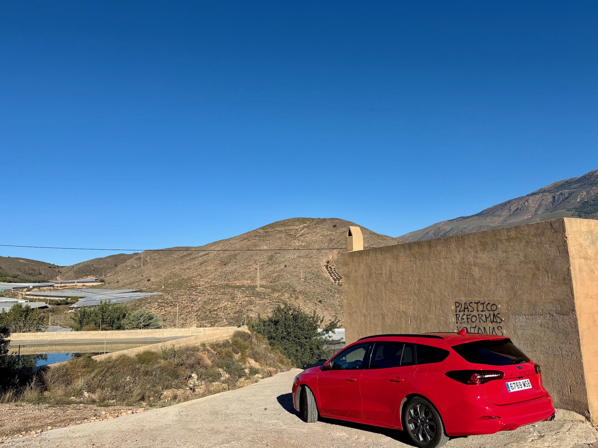 Mietauto zwischen Gewächshäusern