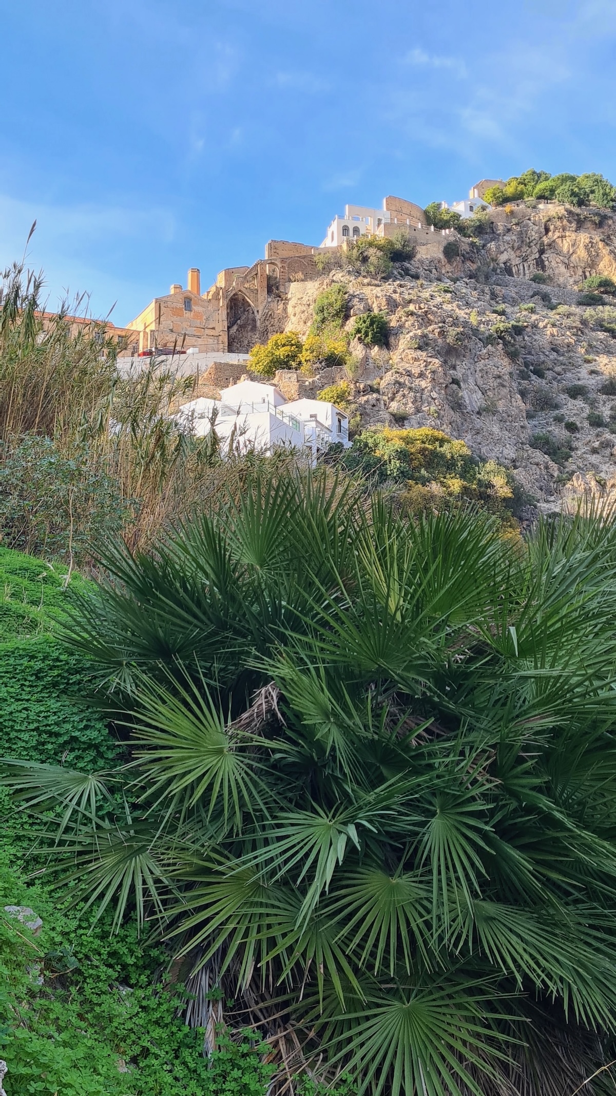 Und wieder hinauf zum Dorf