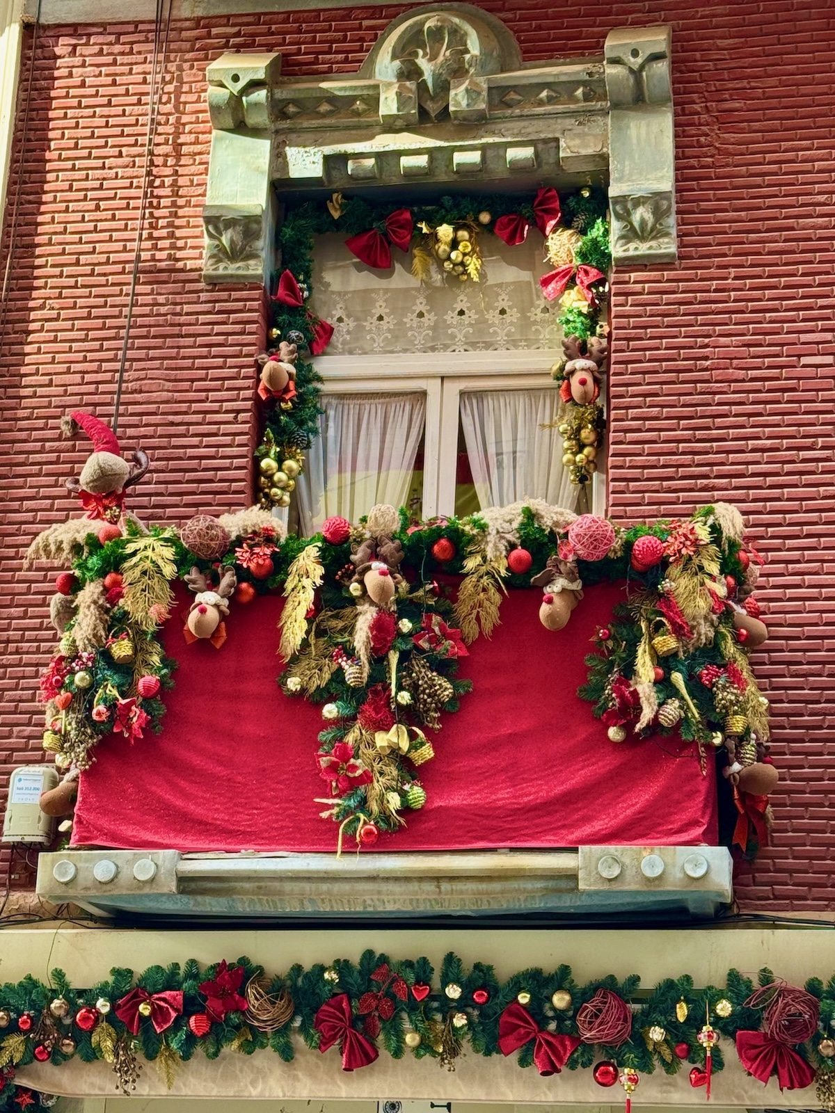 Weihnachtsschmuck am Fenster