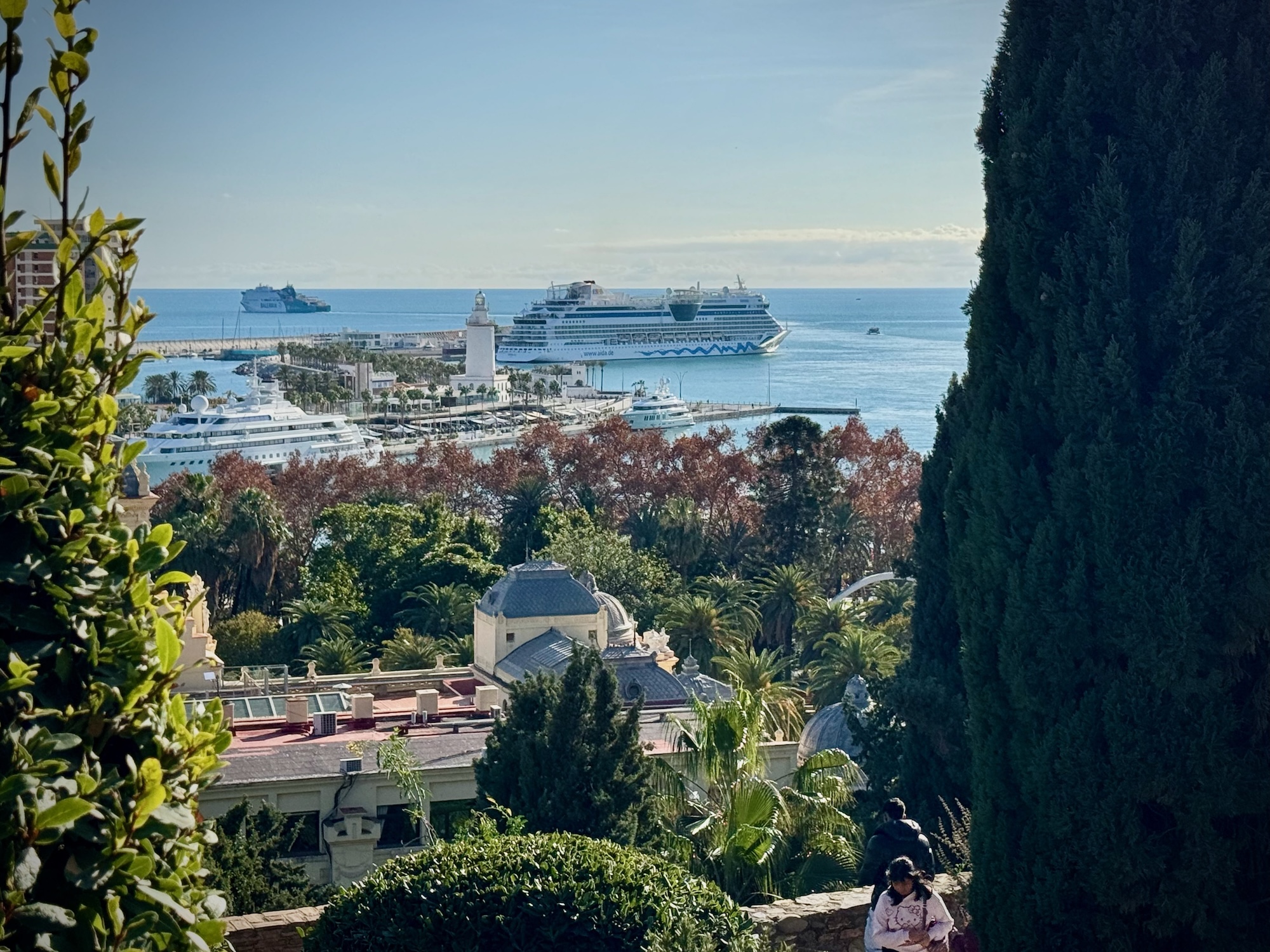 Blick von der Festung: Fähren und Kreuzfahrtschiffe
