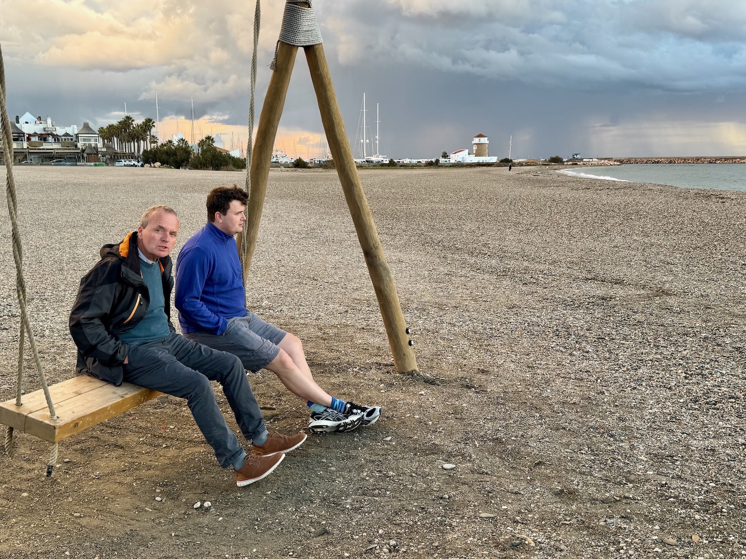 Thomas und Johannes auf der Schaukel