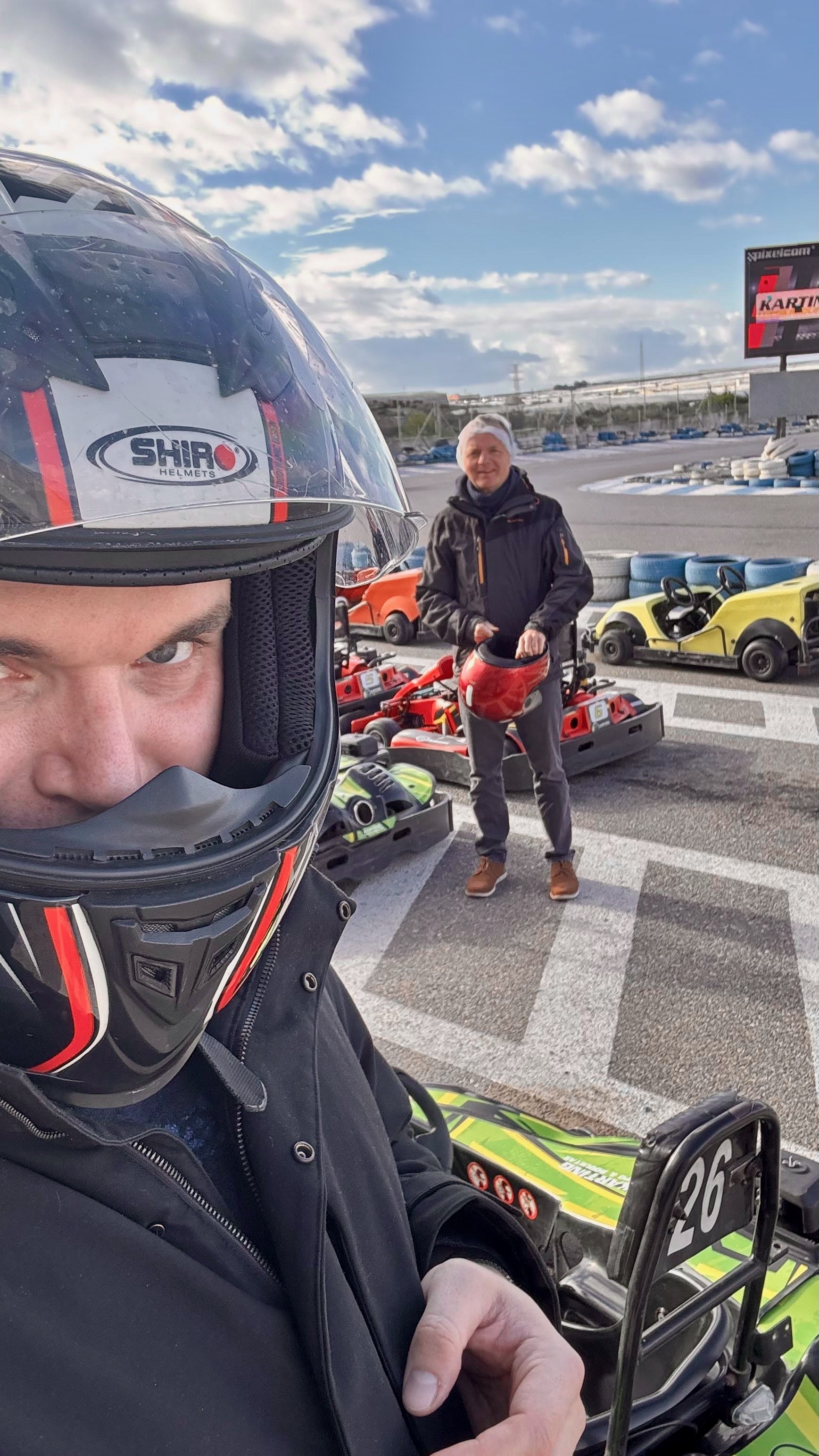 Die Jungs fahren Spielen