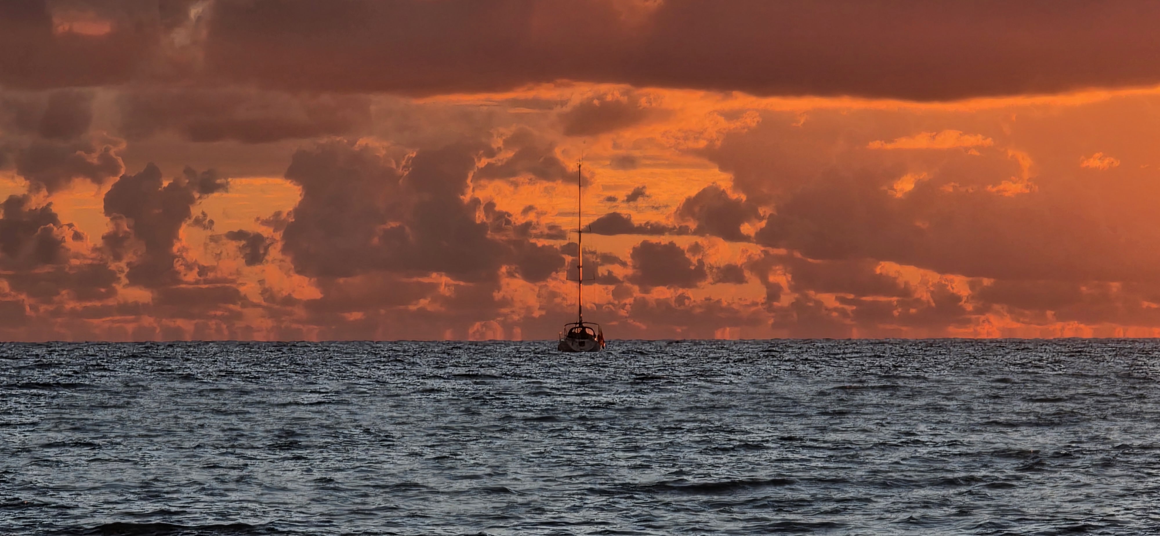 Segelboot im Sonnenuntergang