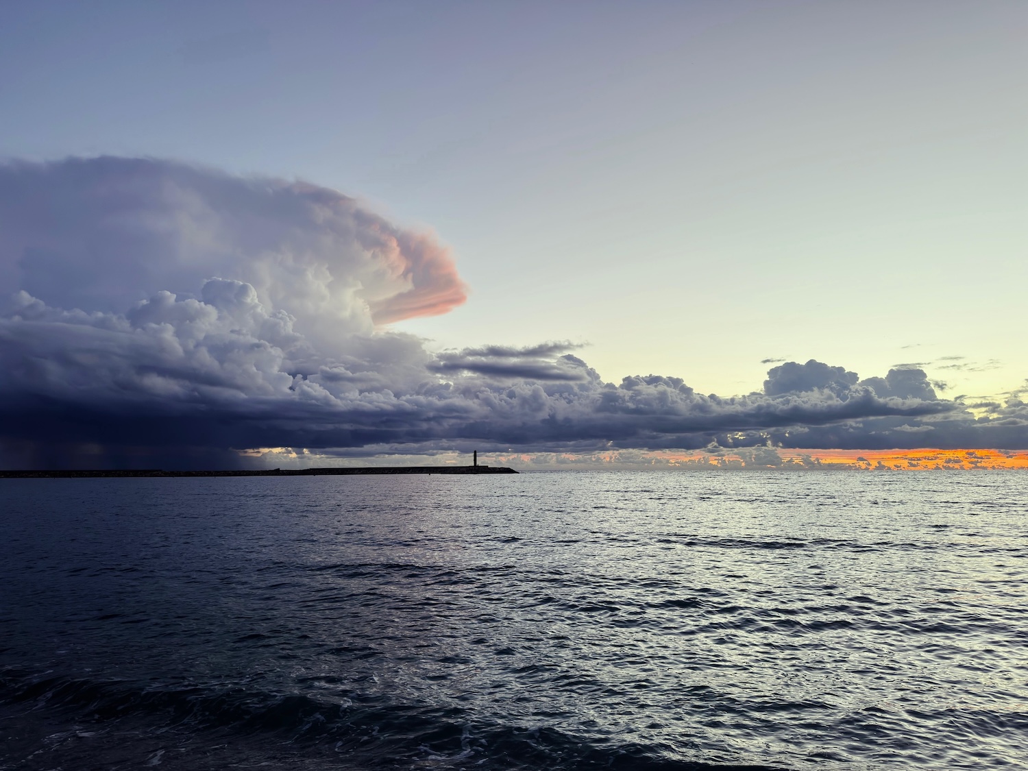 Wunderbarer Sonnenuntergang mit malerischen Wolken