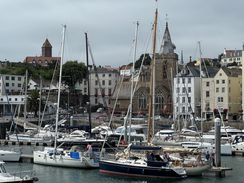 St. Peter Port - geschäftige Marina, Einfahrt nur bei Hochwasser