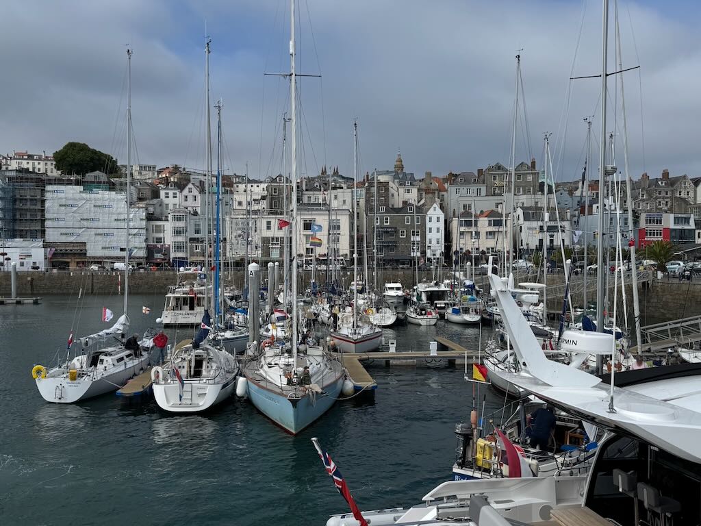 St. Peter Port - geschäftige Marina, Einfahrt nur bei Hochwasser