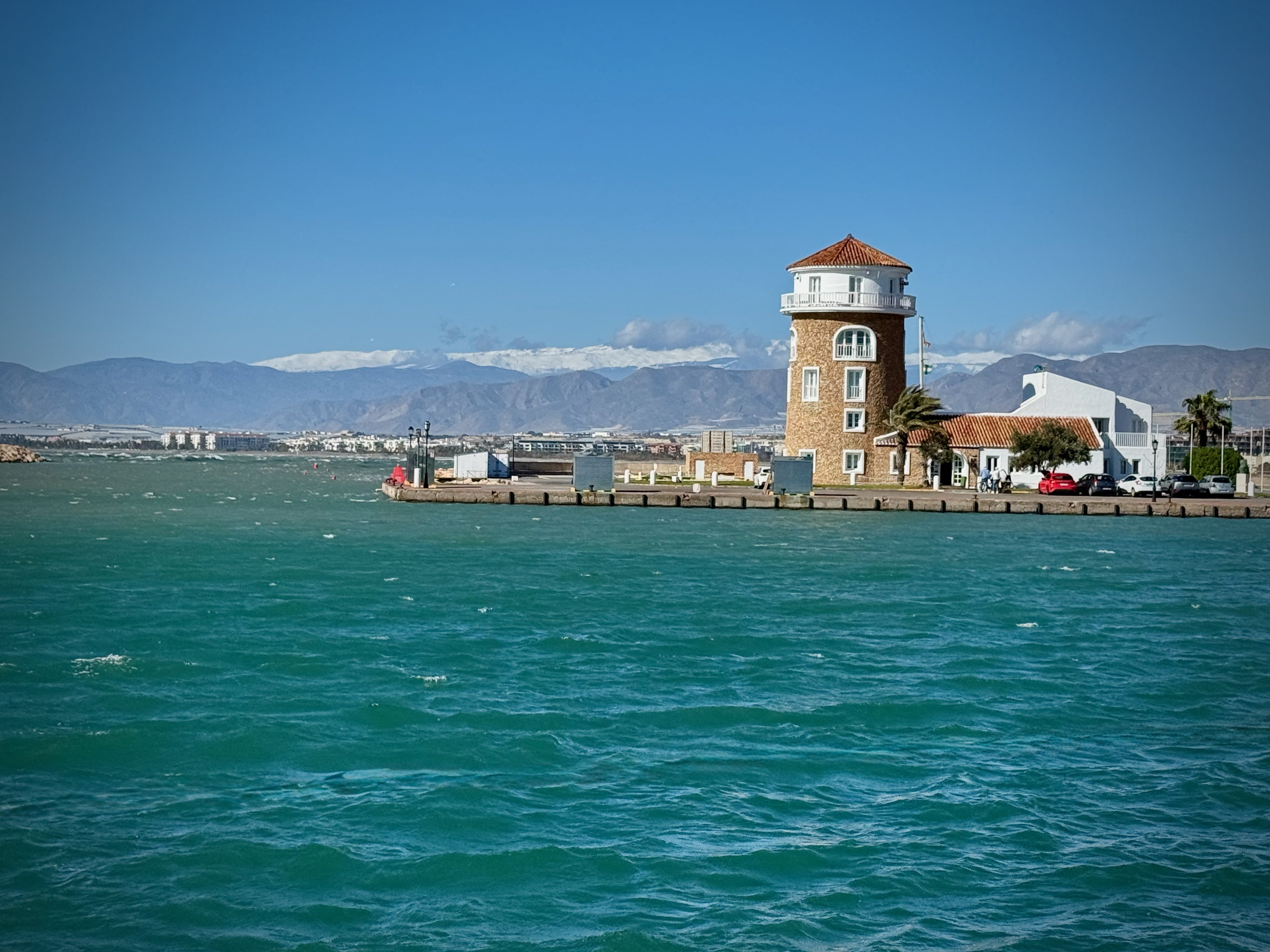 Marinaturm und Schneeberge