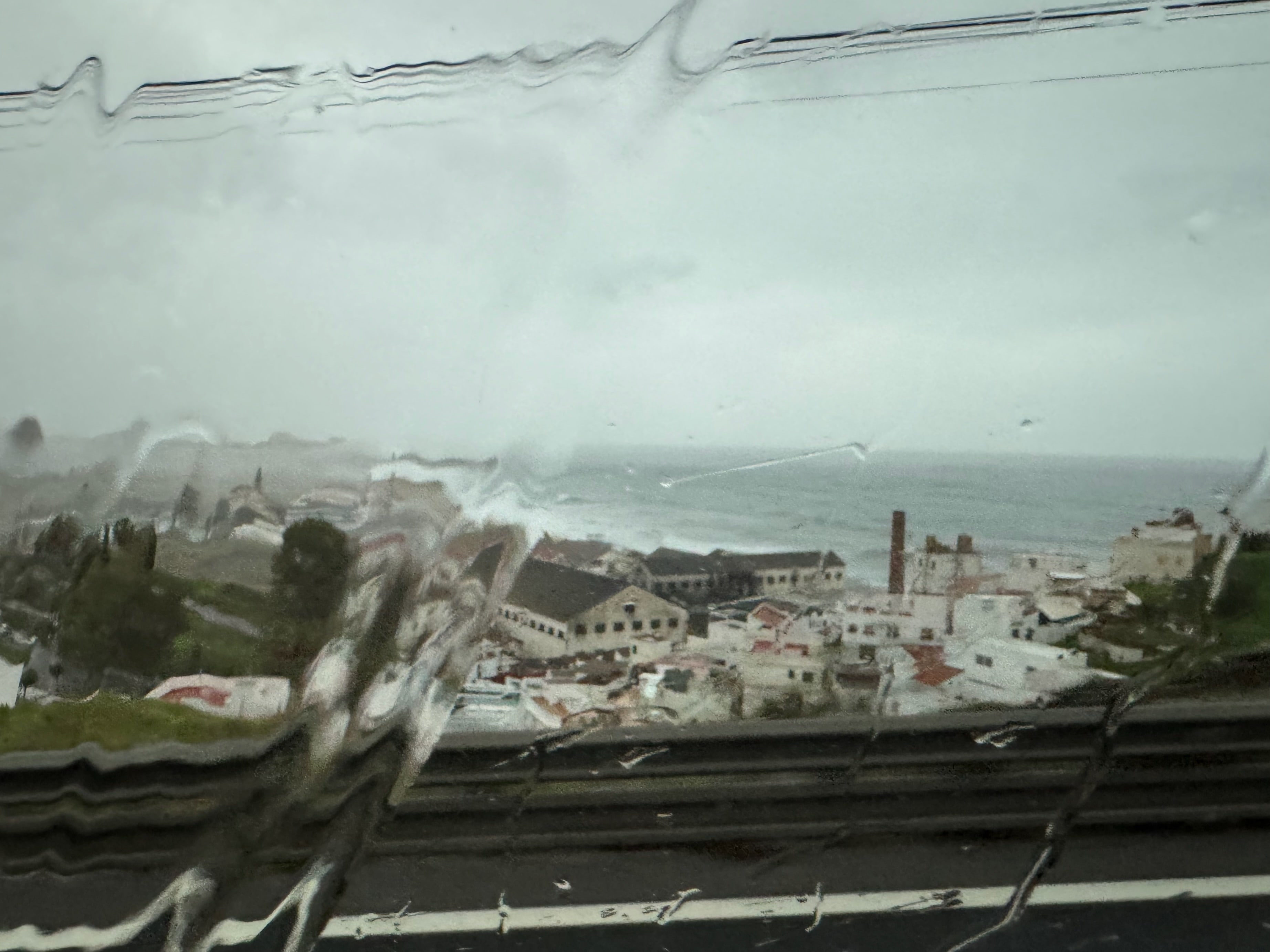 Der Regen peitscht ans Busfenster