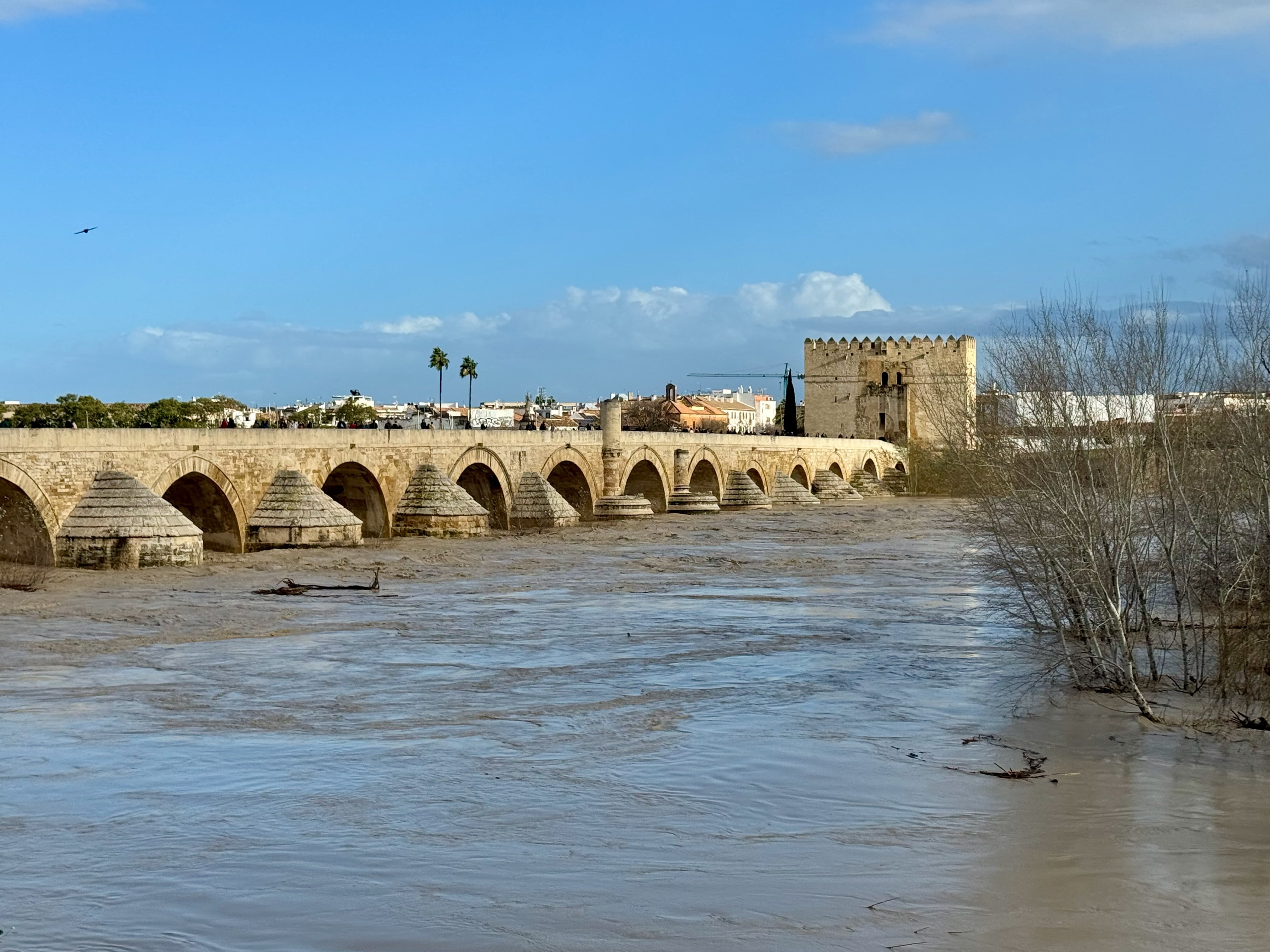Römische Brücke von starkem Hochwasser umspült