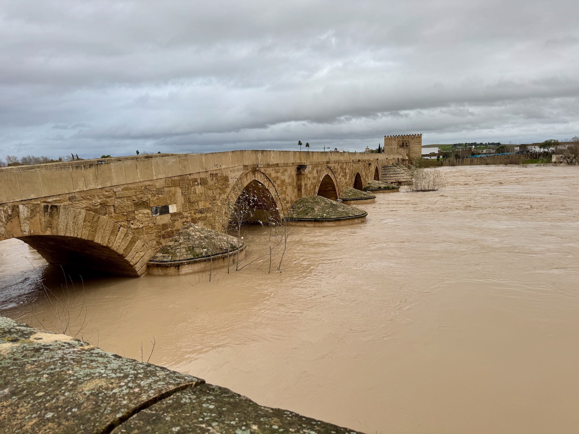 Brücke gesperrt, Wasser fast Oberkante