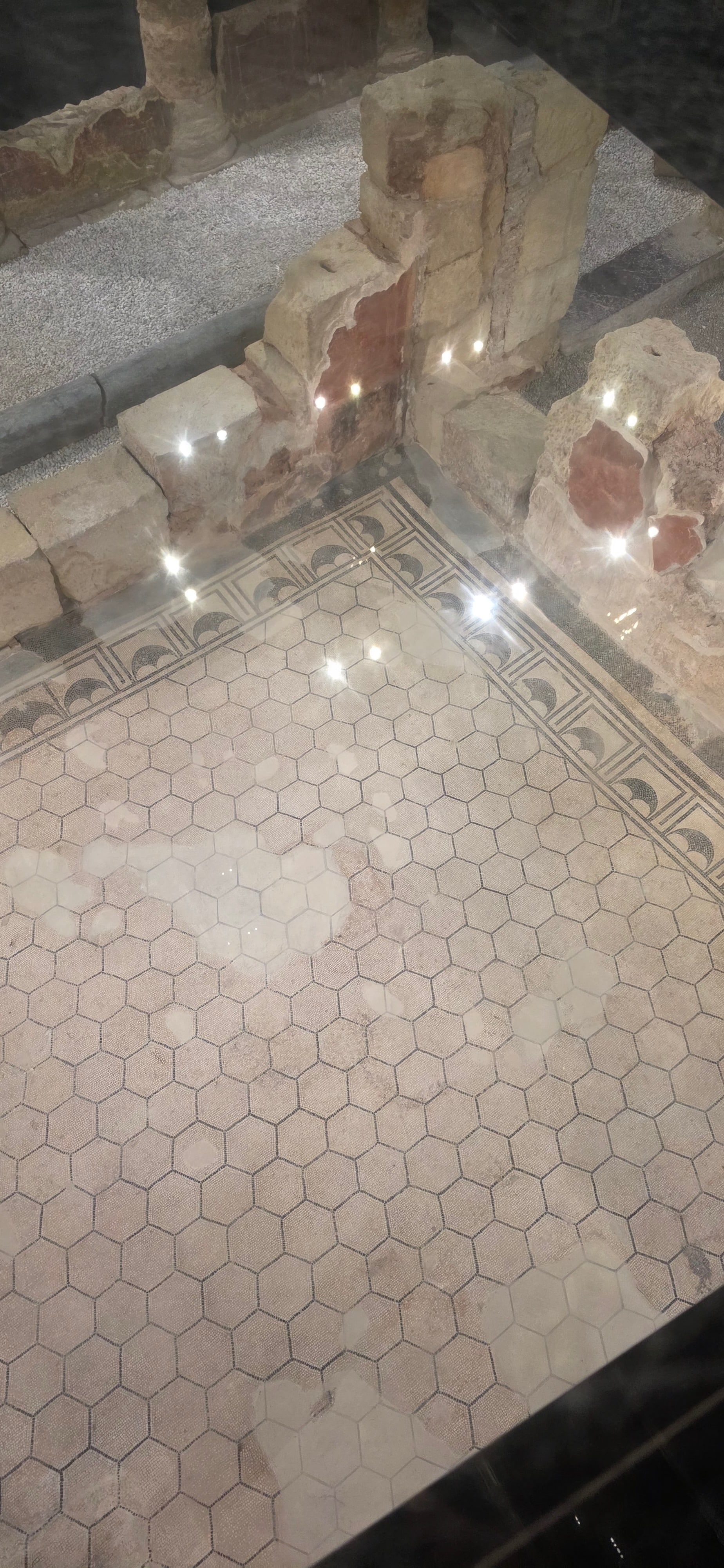 Blick auf die Ausgrabungsstätte durch Glasscheiben des Fußbodens