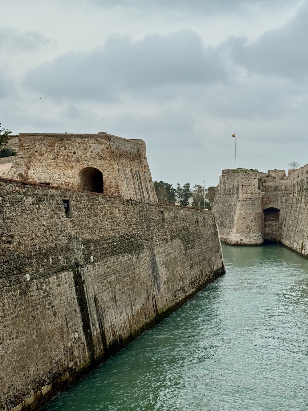 Der Kanal zwischen Strand und Hafen