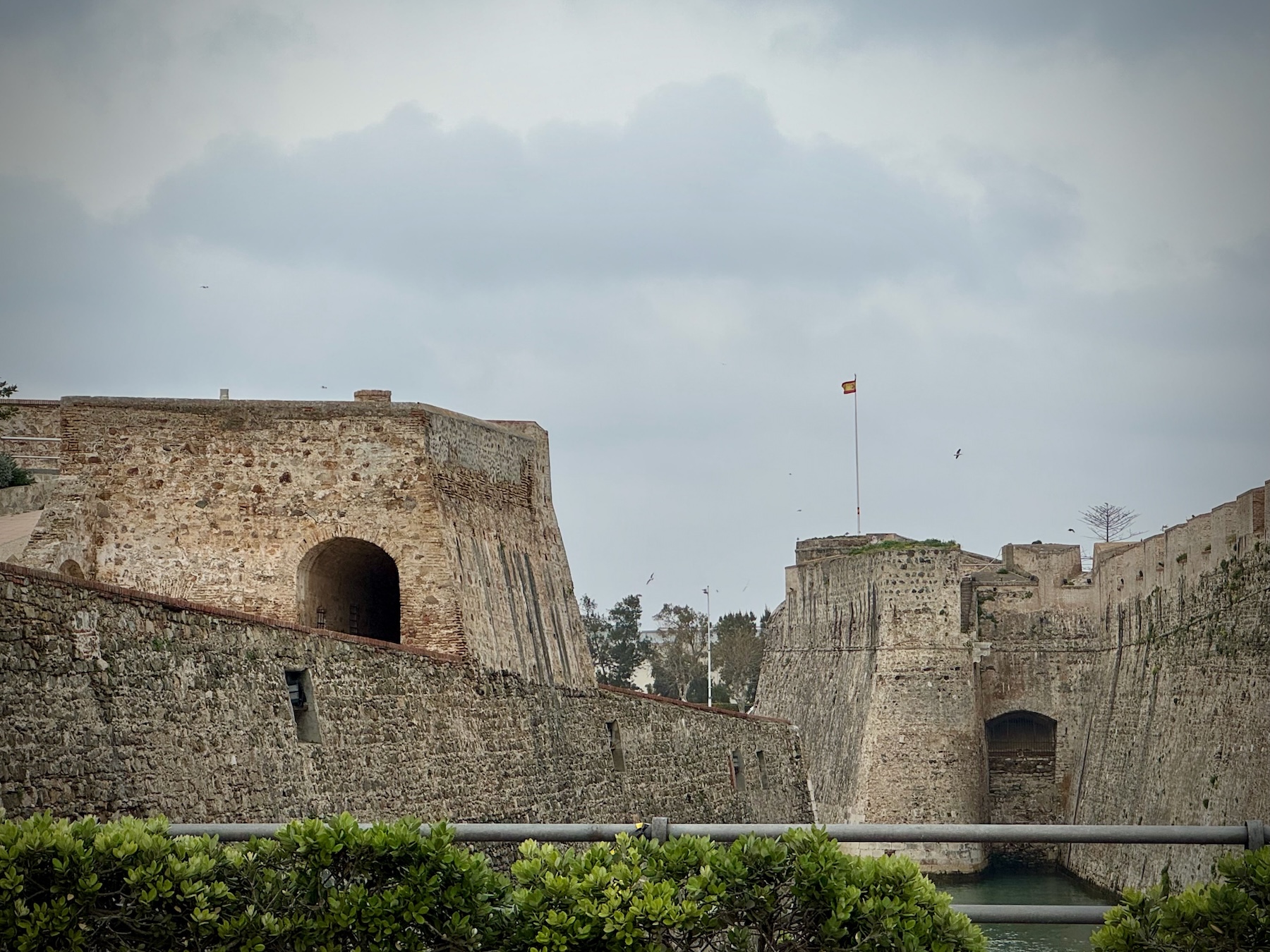 Gigantische Festungsmauern und Kanal