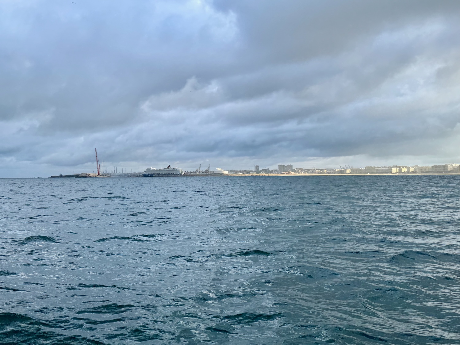 Porto Adieu Kreuzfahrtschiff und Industriehafen