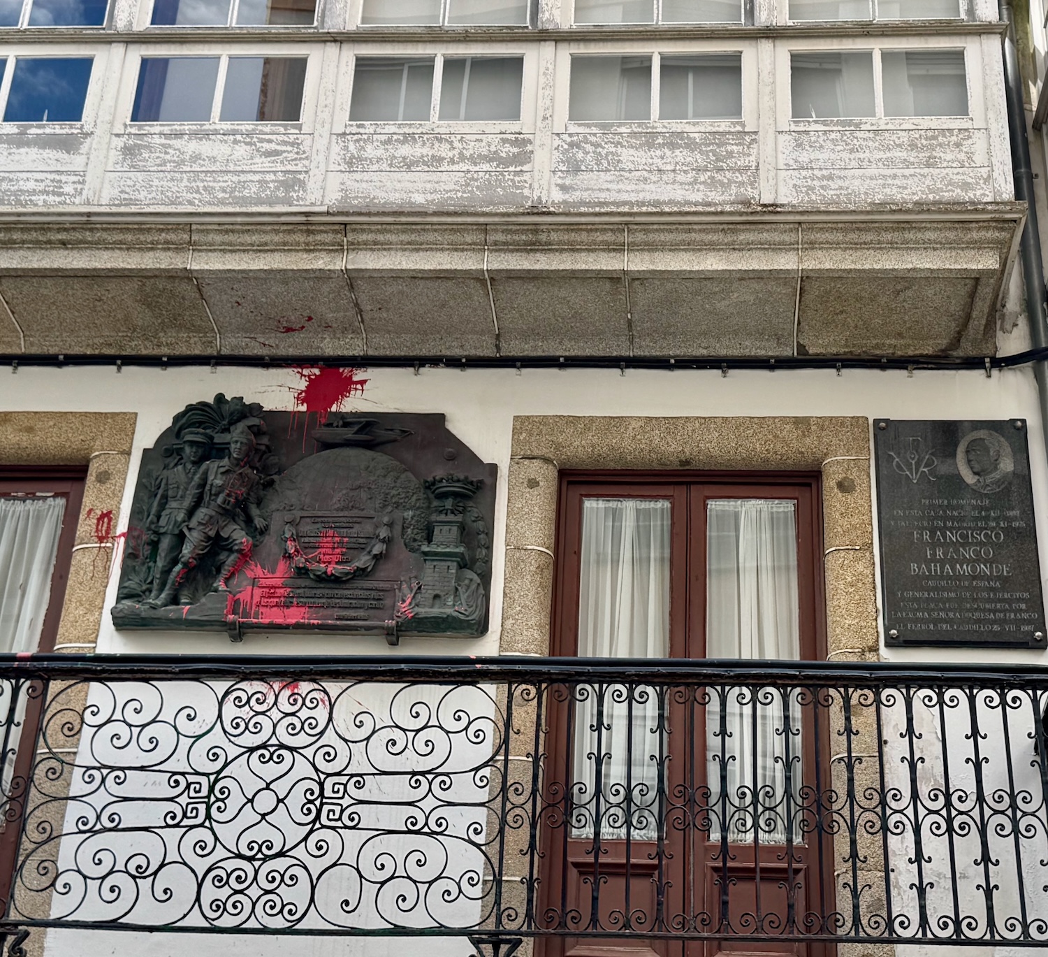 Geburtshaus des Diktators mit Ehrenplakette