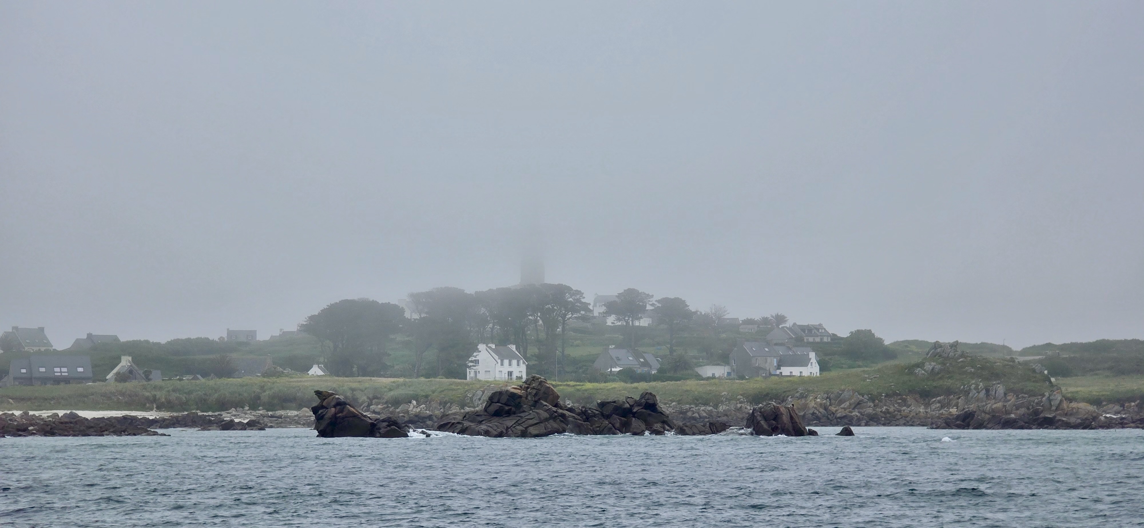 Leuchtturm der Ile de Batz kaum zu sehen