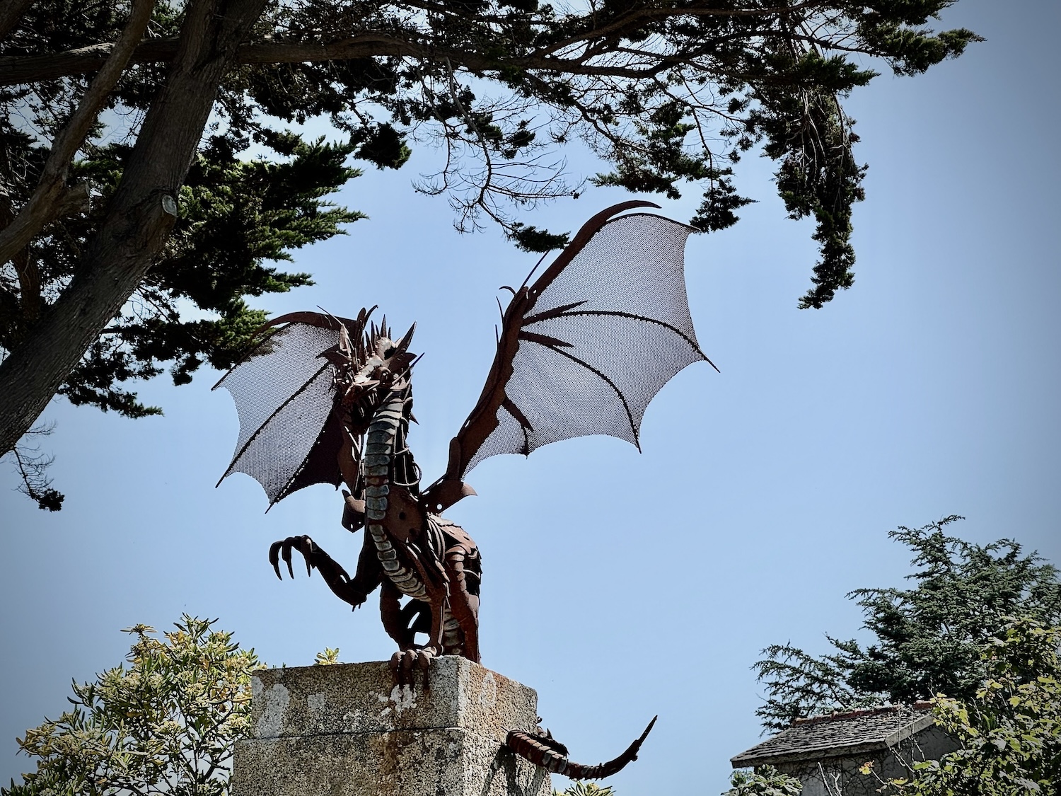 Der Drache auf der Mauer begrüßt uns