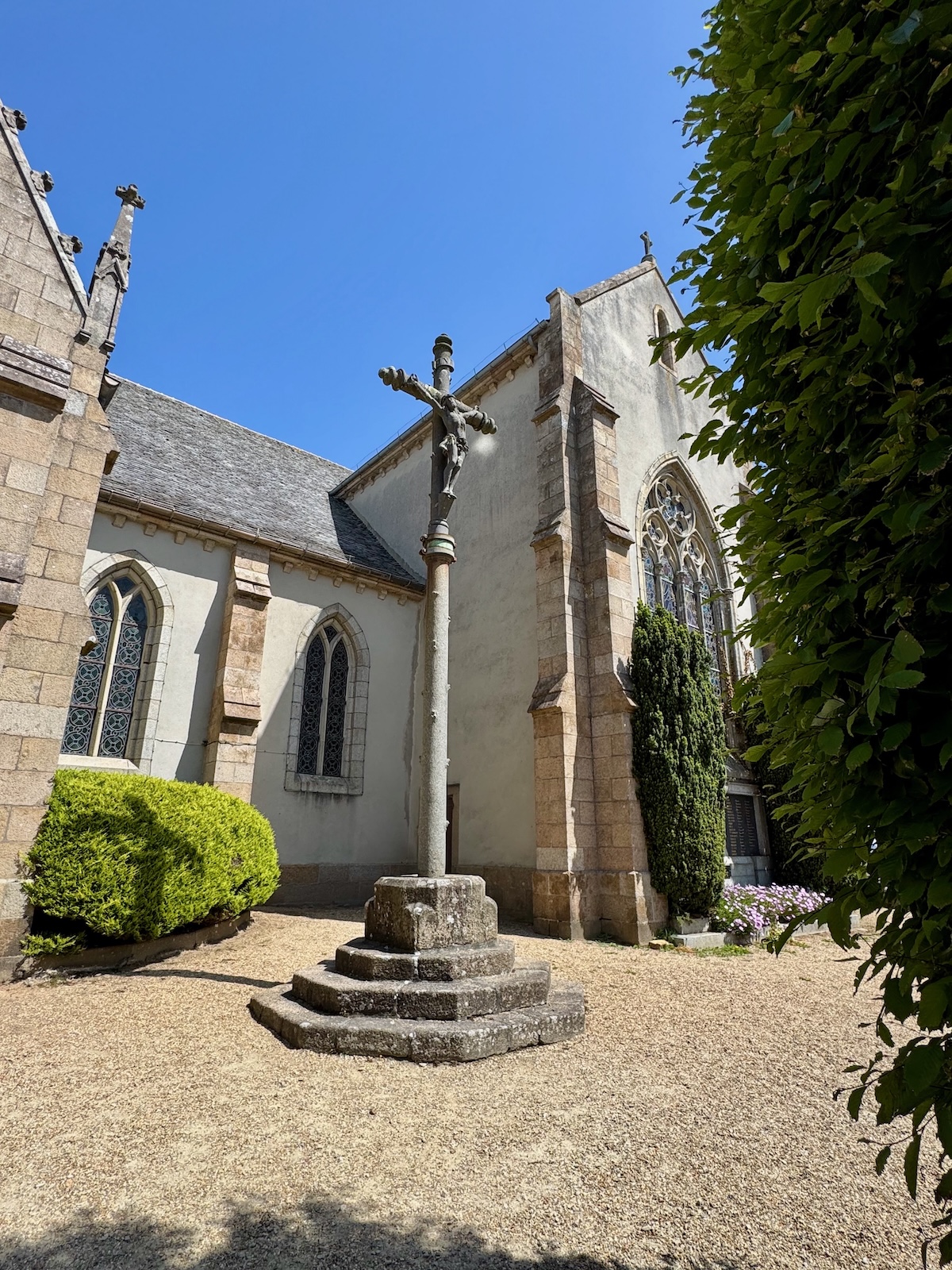 Vor der Kirche
