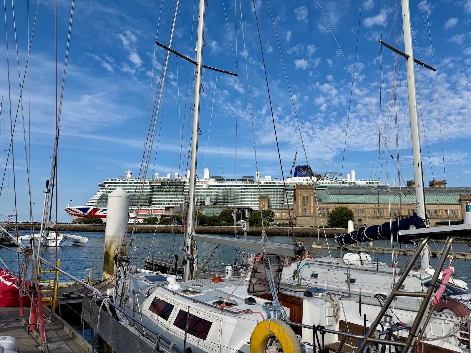 Kreuzfahrtschiff in Cherbourg