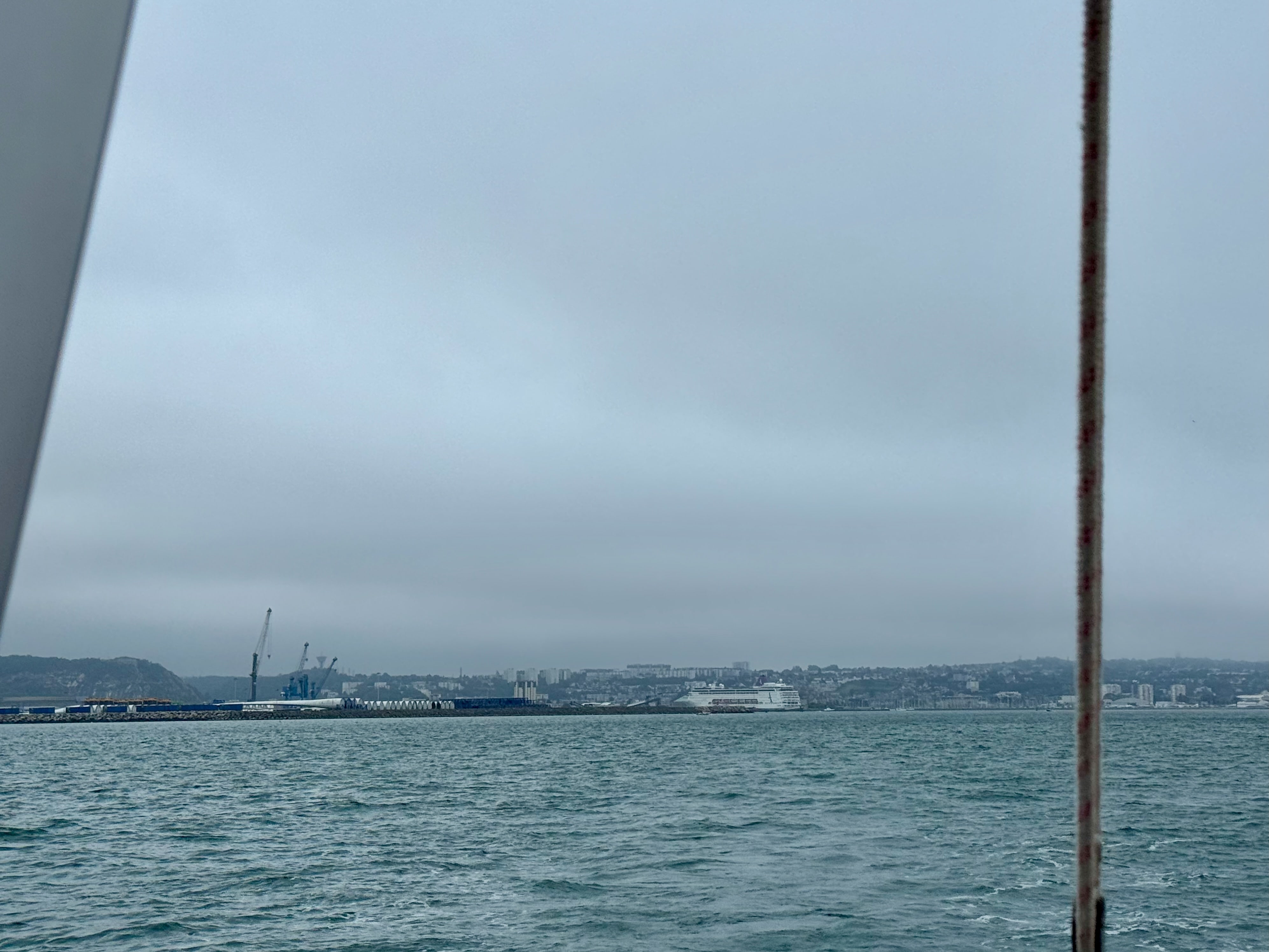 Dort ist Calais, aber wir fahren vorbei