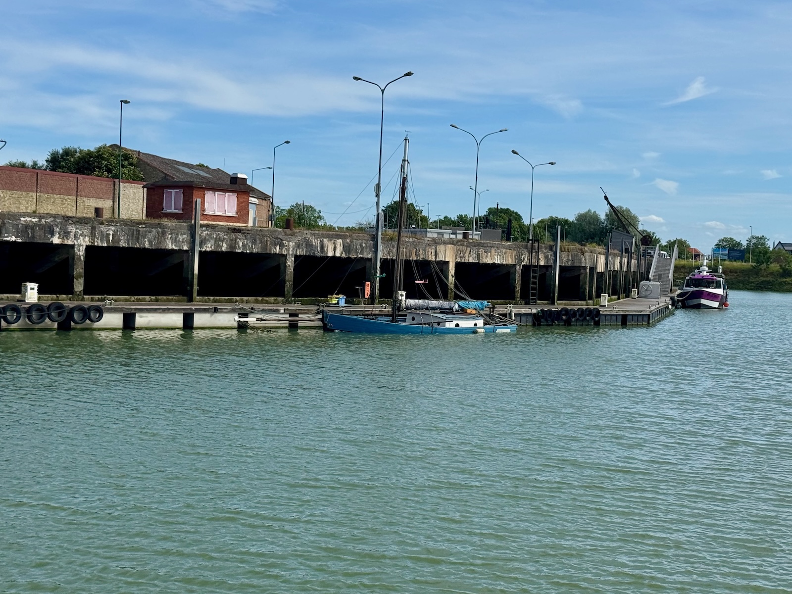 In der Marina Gravelines - Ein Holzboot wird gewässert