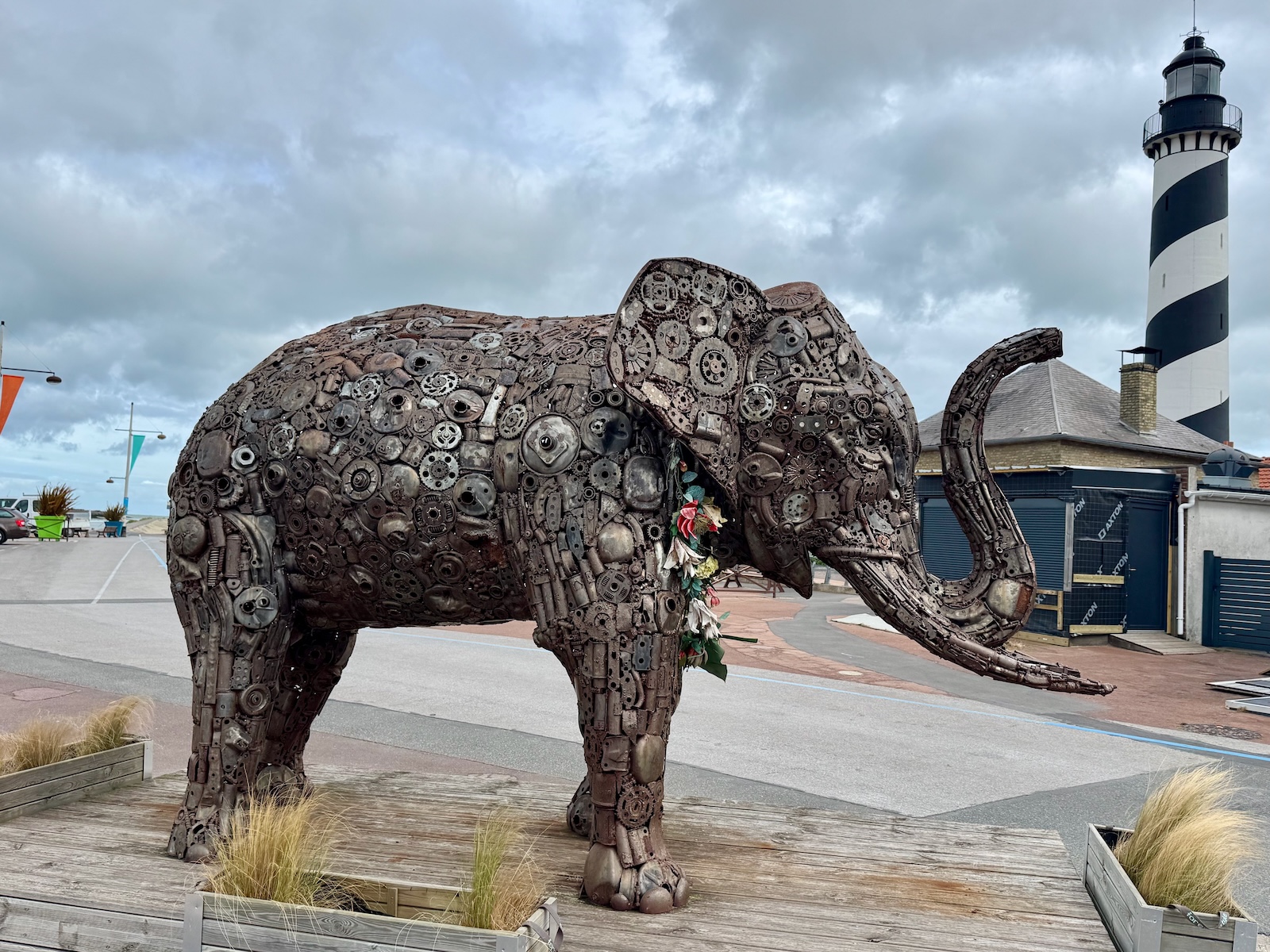Phare de Petit Fort Philippe und Elefant im Touristenviertel