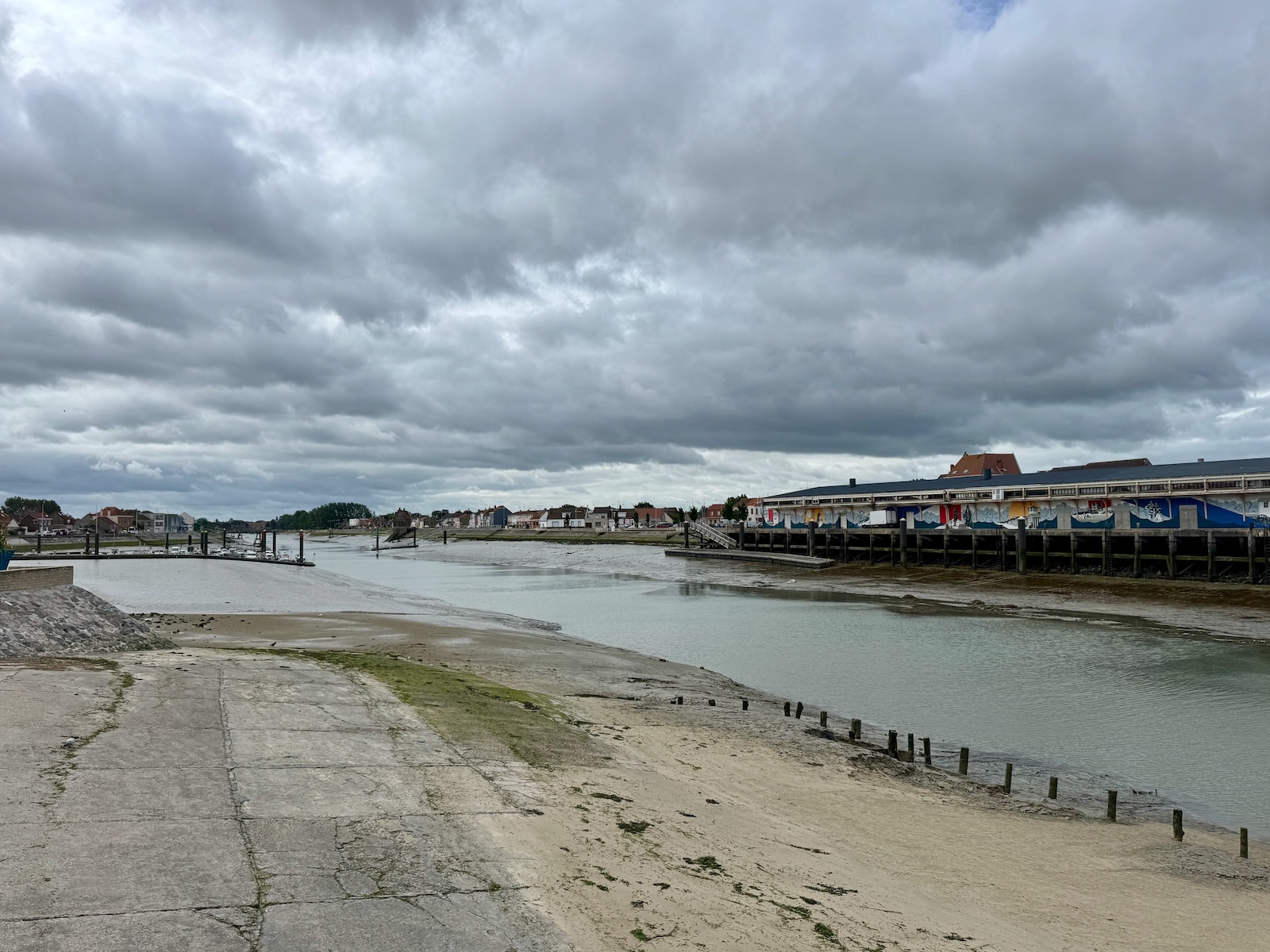 Trockener Fluss und Fischmarkthalle