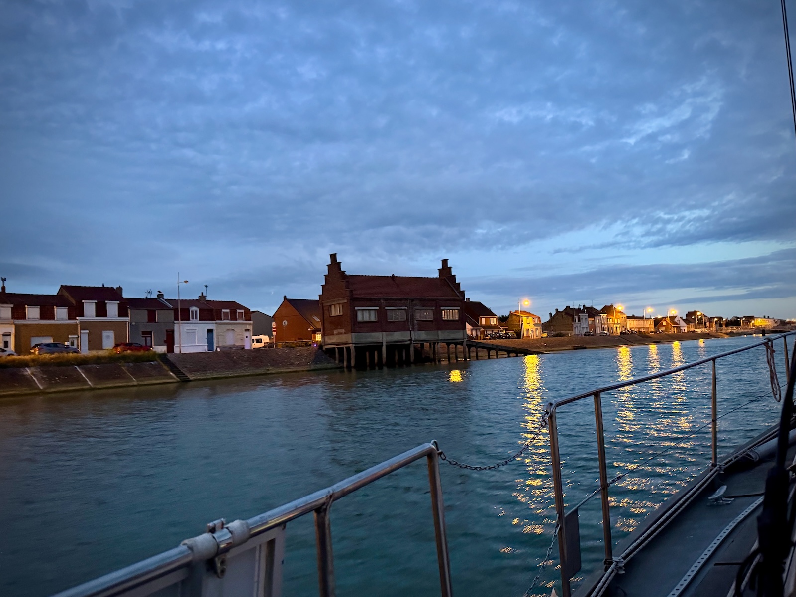 Ausfahrt aus dem Fluss Aa im Morgengrauen