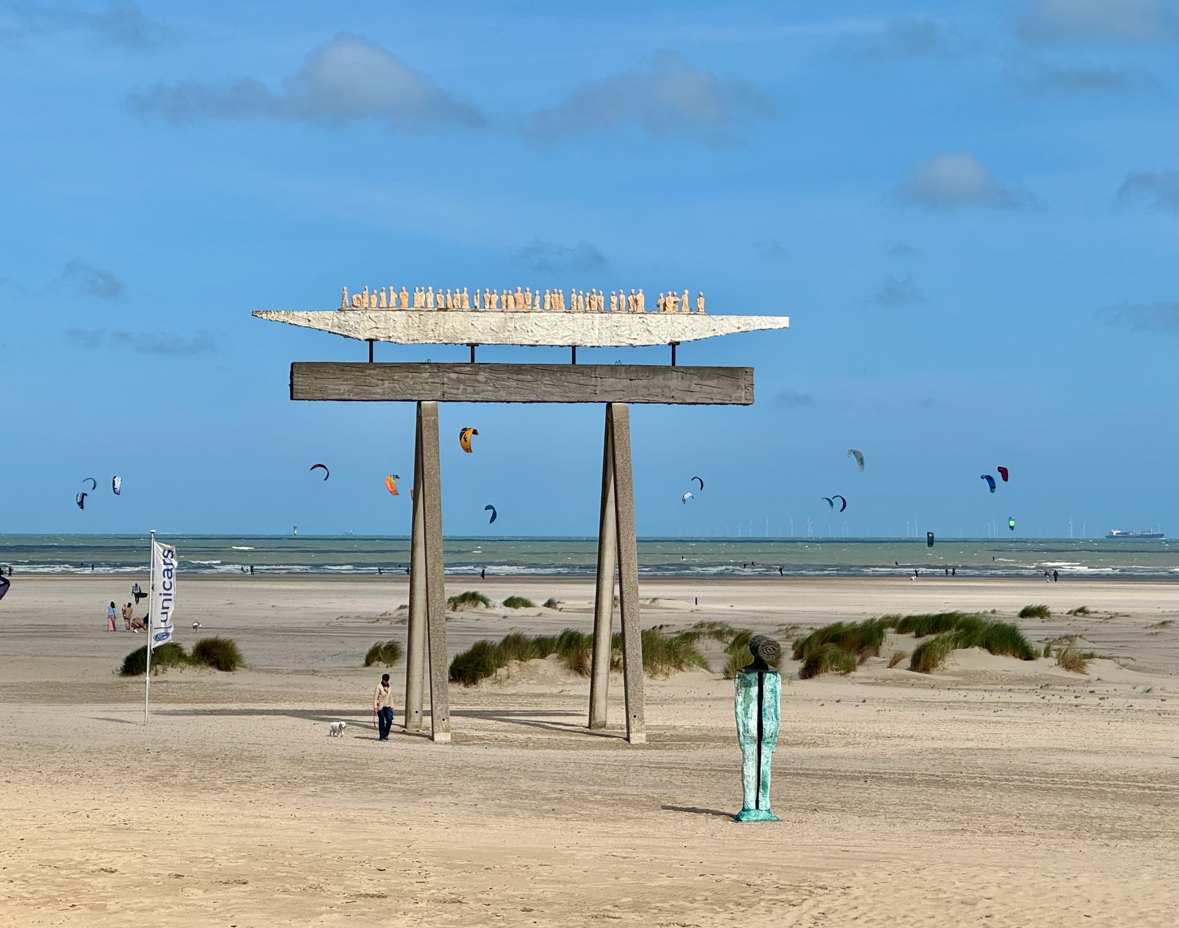 Am Strand von Zeebrugge – Kiter und Kunst