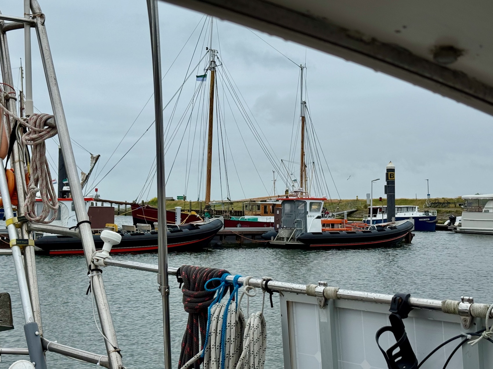 In der engen Marina von Vlieland