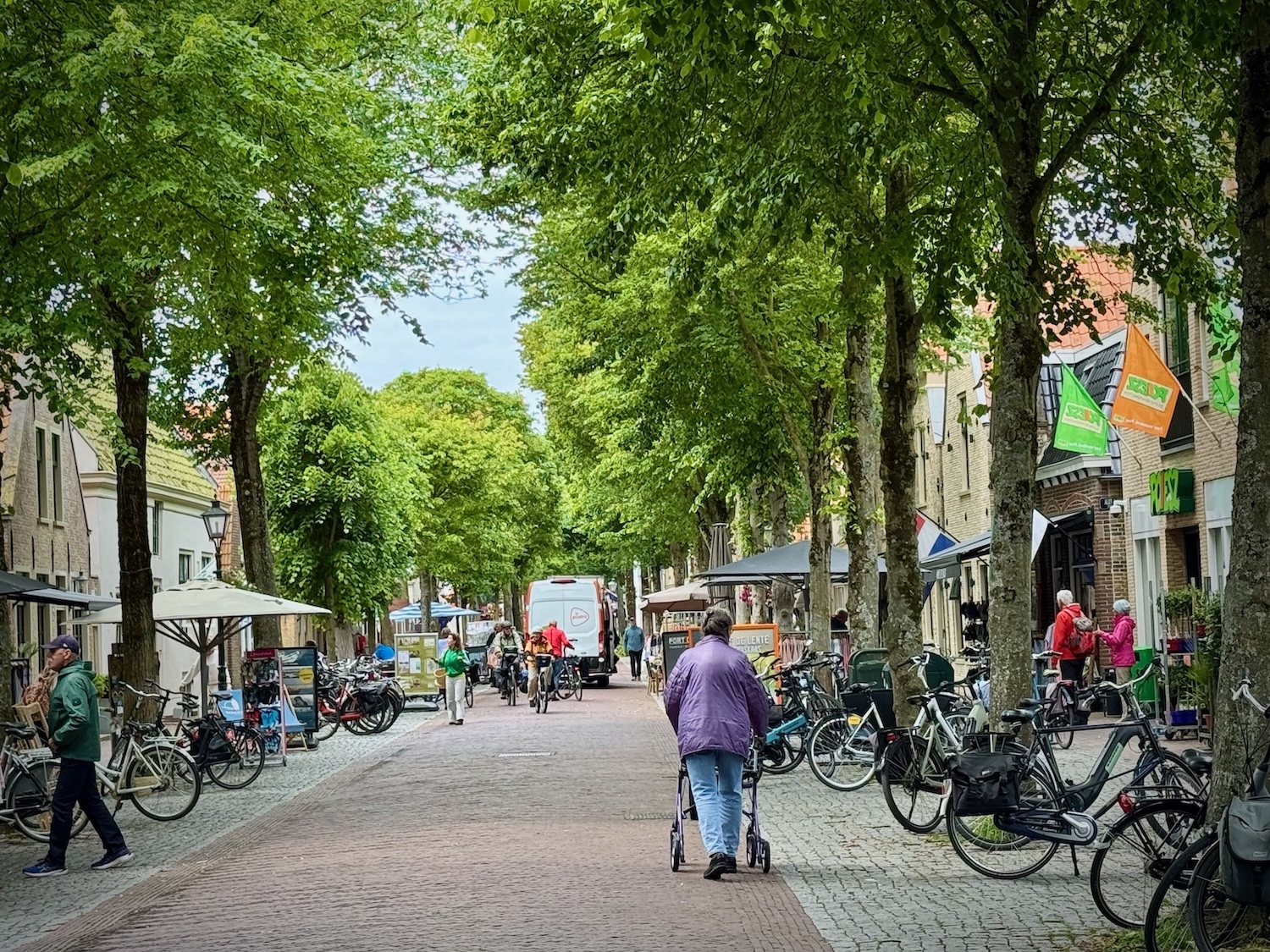 Reges Treiben auf der Dorfstraße